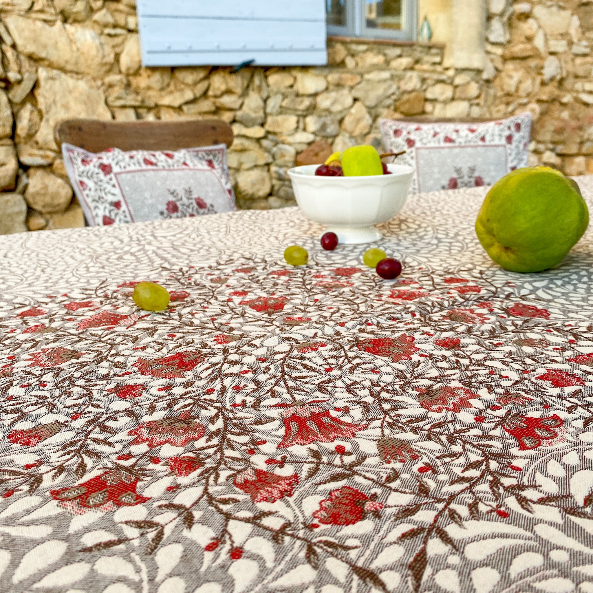Hochwertige Tischdecke mit schwerem Jacquard Stoff und Blumenmustern