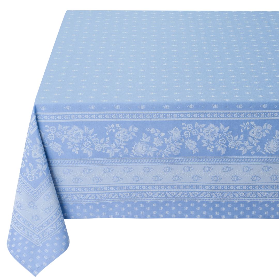 Suchen Sie eine elegante und schicke Tischdecke ? Diese hellblaue Jacquard-Tischdecke mit Fleckenschutz ist der perfekte Verbündete für den Tisch.