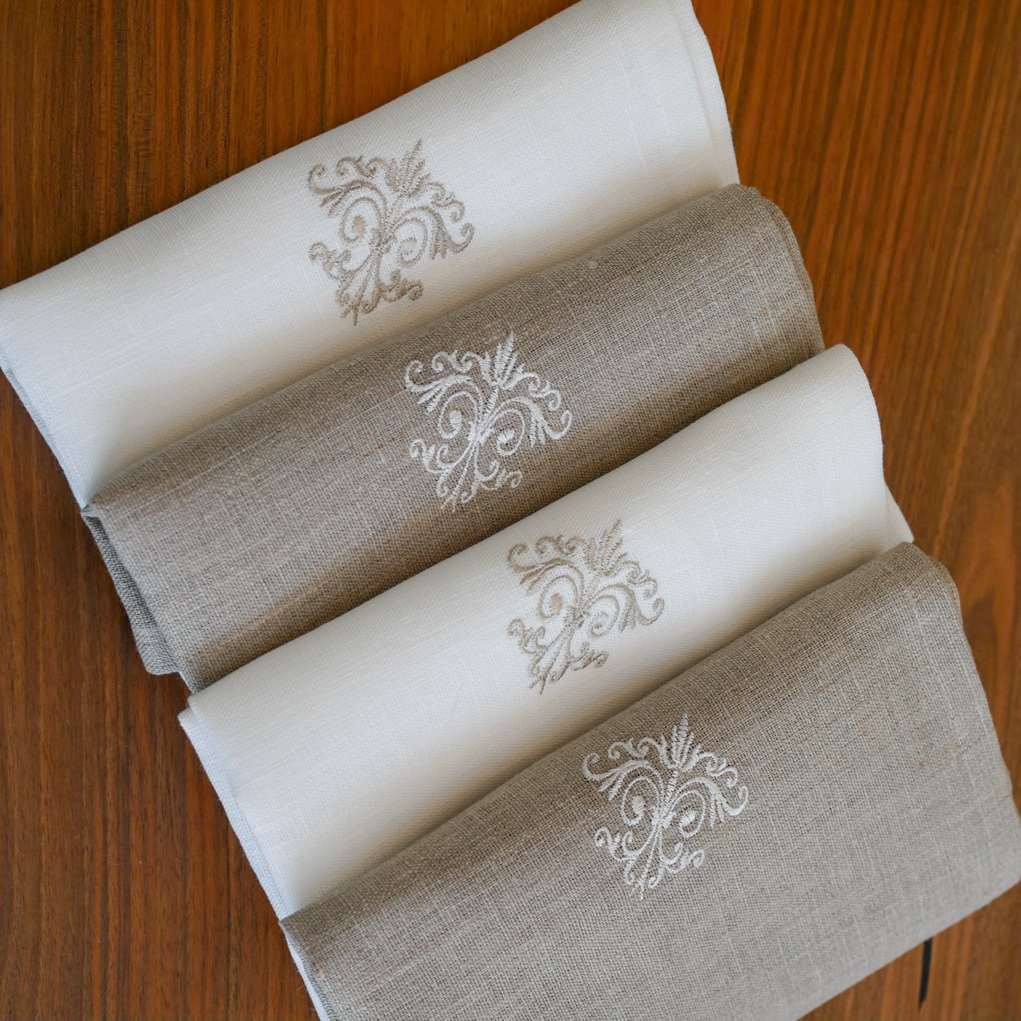 Serviette aus beige Leinen mit feinem Ornamentmuster – elegant, zeitlos und hochwertig verarbeitet.