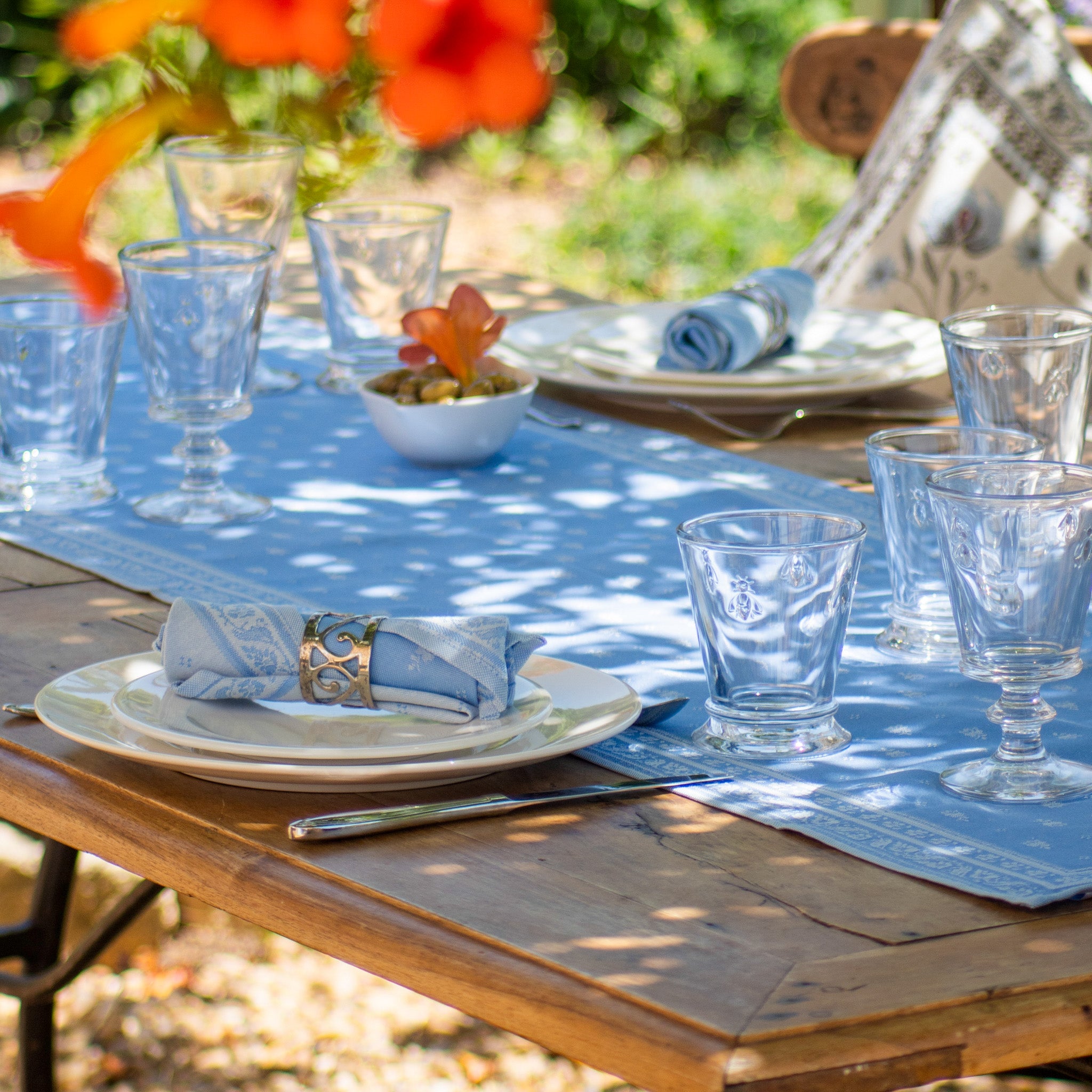 Die Kollektion "Abeille" erfüllt die Tische mit einem eleganten mediterranen und provenzalischen Flair. Jedes Weinglas ist mit 4 Bienen im Relief verziert. Perfekt, um Landhausstil und südliches Hauch auf Ihre Sommertafel zu bringen!