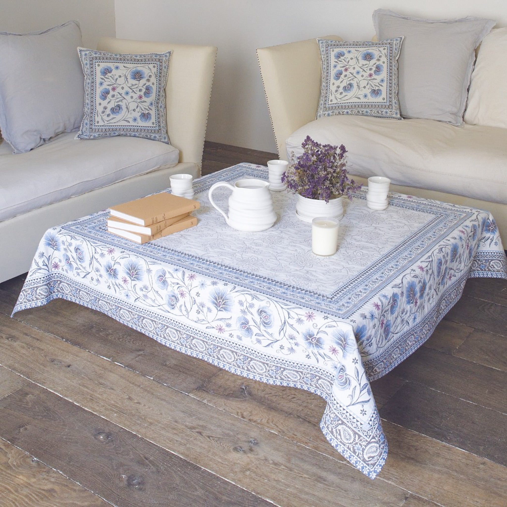 Tischdecke und Kissen mit Blumen beige blau