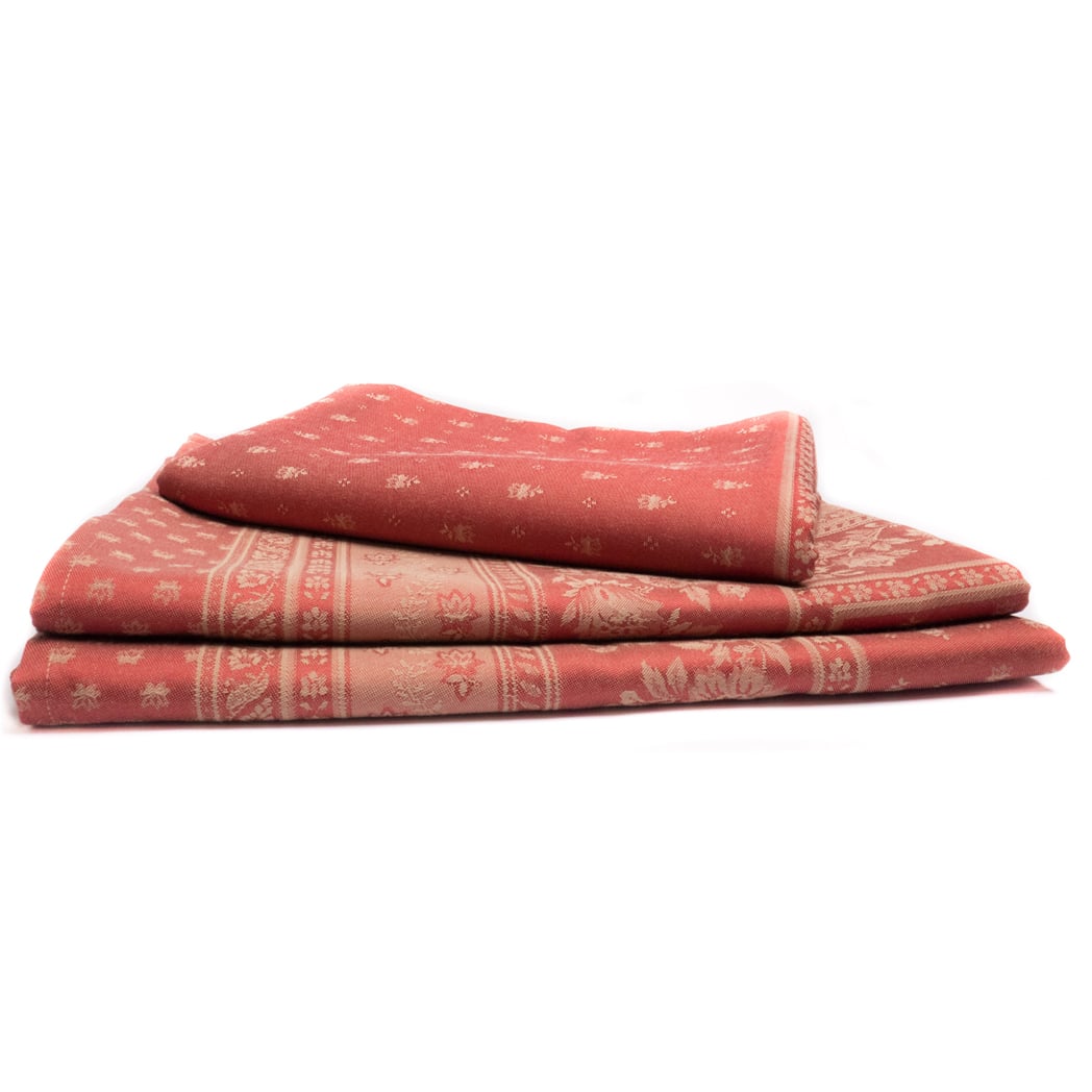 Jacquard Tischdecke mit Flecken-Schutz für den täglichen Gebrauch. Suchen Sie eine schöne, hochwertige Tischdecke? Diese Tischdecke ist perfekt und wird mit ihrer schönen roten Farbe nicht unbemerkt bleiben.