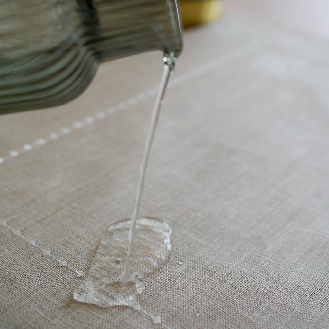 Rechteckiges Tischset aus 100 % gewaschenem Leinen in natürlichem Farbton, veredelt mit einem dezenten, fein gestickten Ornamentmuster. Die Oberfläche ist beschichtet und dadurch abwischbar – eine stilvolle Kombination aus Eleganz und Alltagstauglichkeit.