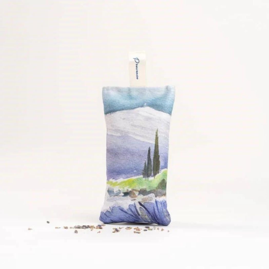 Unsere Bio-Lavendelsäckchen sind eine wahre Ode an die Eleganz und unendliche Schönheit der Landschaften der Provence. Aquarell auf beiden Seiten der Taschen mit natürlichen Tinten bedruckt.