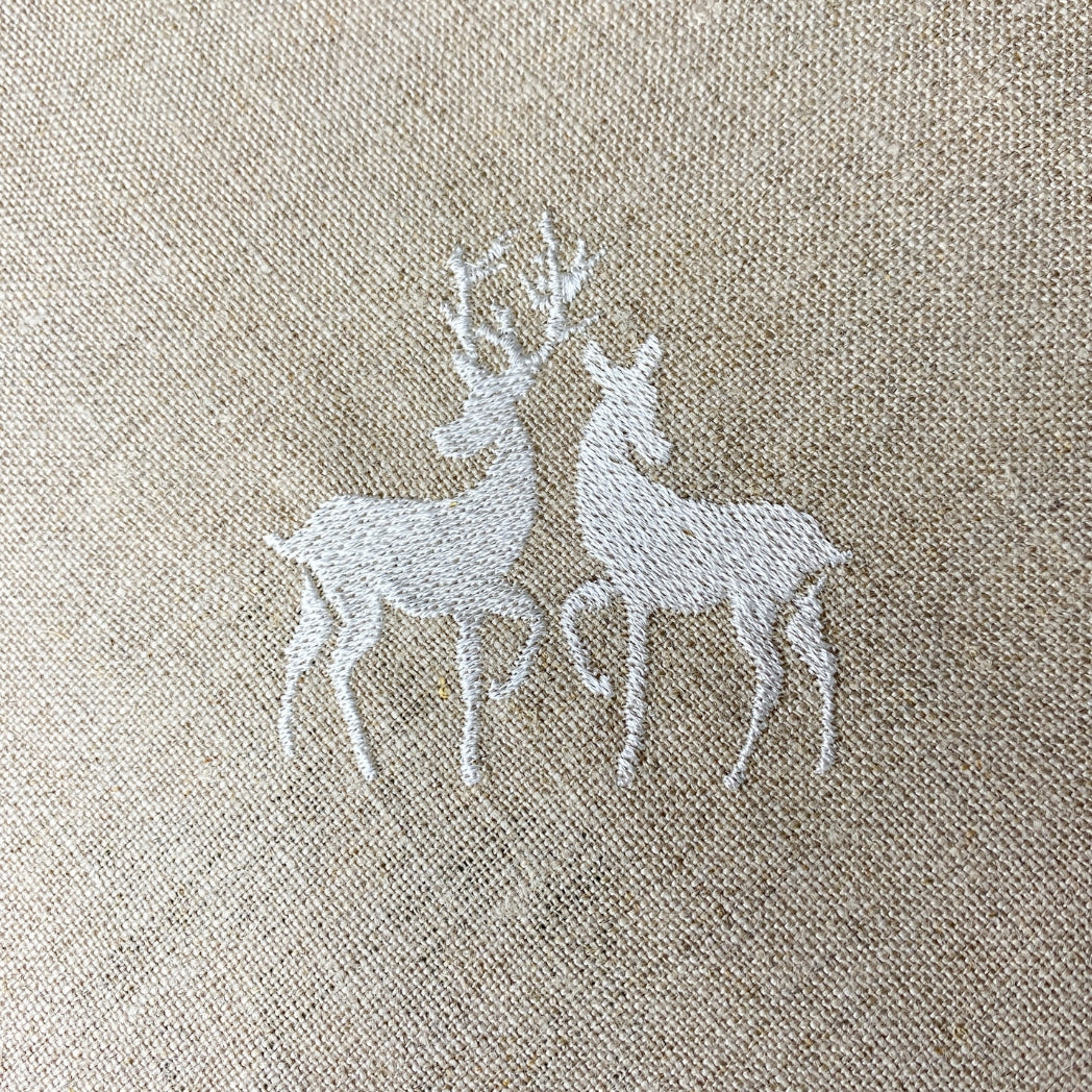 Dieses wunderschöne und hochwertige Tischset aus 100% Leinen wird in der Provence hergestellt. Die sehr zarte Hirschstickerei erinnert an die Schönheit der Natur.