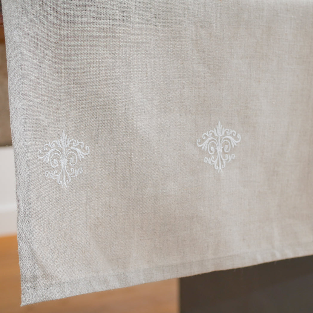 Tischläufer aus Leinen mit feiner Stickerei mit Ornamentmotiv. Um einen eleganten und zeitlosen Tisch im Shabby-Chic-Stil zu decken.