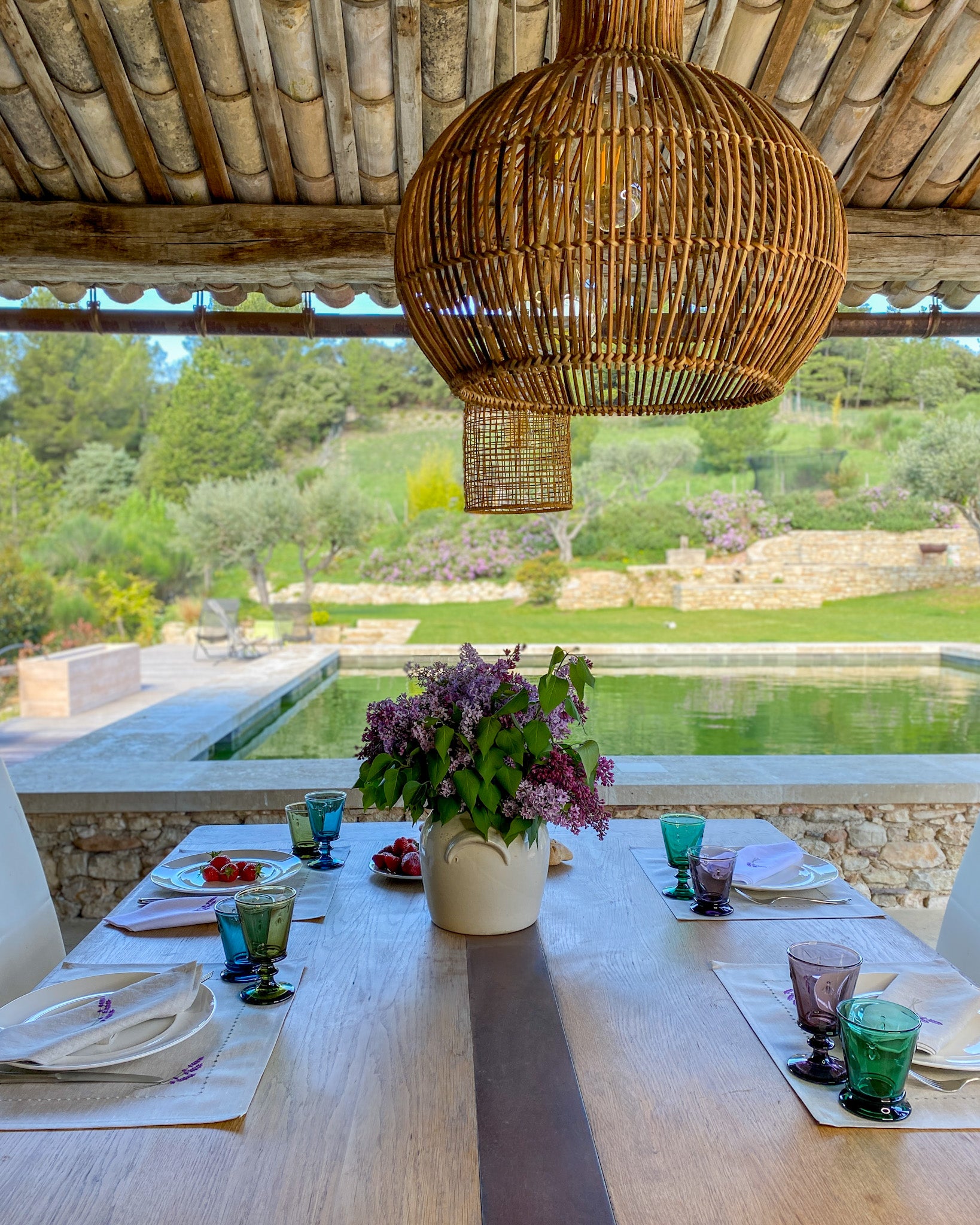 Tischset aus 100 % gewaschenem Leinen in Naturfarbe, verziert mit einer zarten Lavendel-Stickerei in Violetttönen. Das Design verbindet provenzalische Leichtigkeit mit handwerklicher Eleganz – ideal für eine stilvolle Tischdekoration.