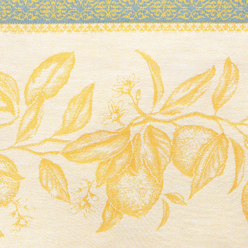 Diese wunderschöne Tischdecke in intensiven Gelb- und Blautönen erinnert an den Himmel der Provence. Hergestellt aus hochwertigem Jacquardstoff, verziert mit mediterranen Mustern und Zitronen, wird sie Ihrem Tisch eine frische und lebhafte Note verleihen. Perfekt für ein sommerliches Ambiente und um Ihre Gäste zu begeistern.