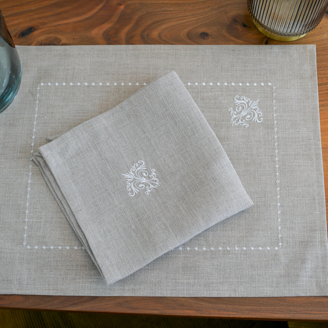 Serviette aus beige Leinen mit feinem Ornamentmuster – elegant, zeitlos und hochwertig verarbeitet.