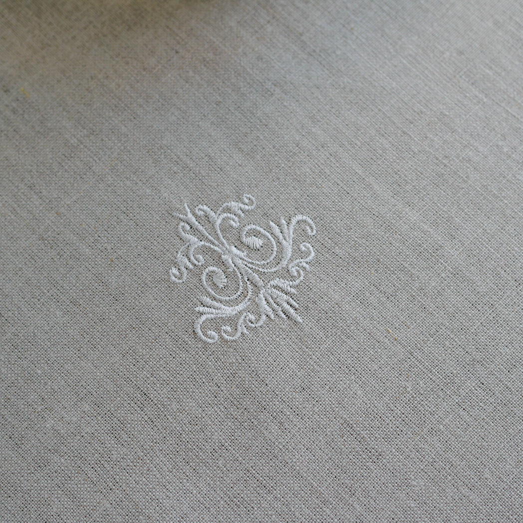 Tischläufer aus Leinen mit feiner Stickerei mit Ornamentmotiv. Um einen eleganten und zeitlosen Tisch im Shabby-Chic-Stil zu decken.