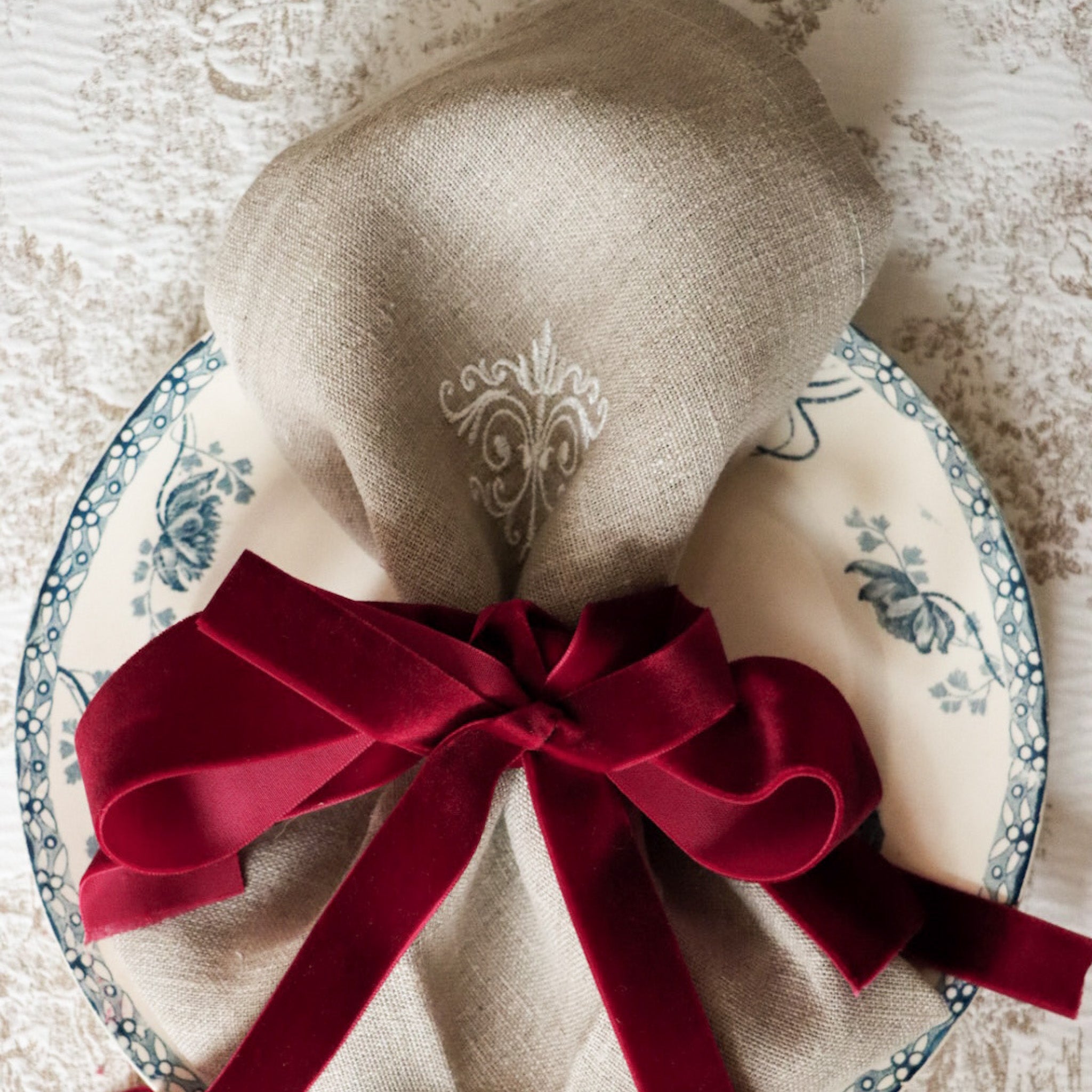 Serviette aus beige Leinen mit feinem Ornamentmuster – elegant, zeitlos und hochwertig verarbeitet.