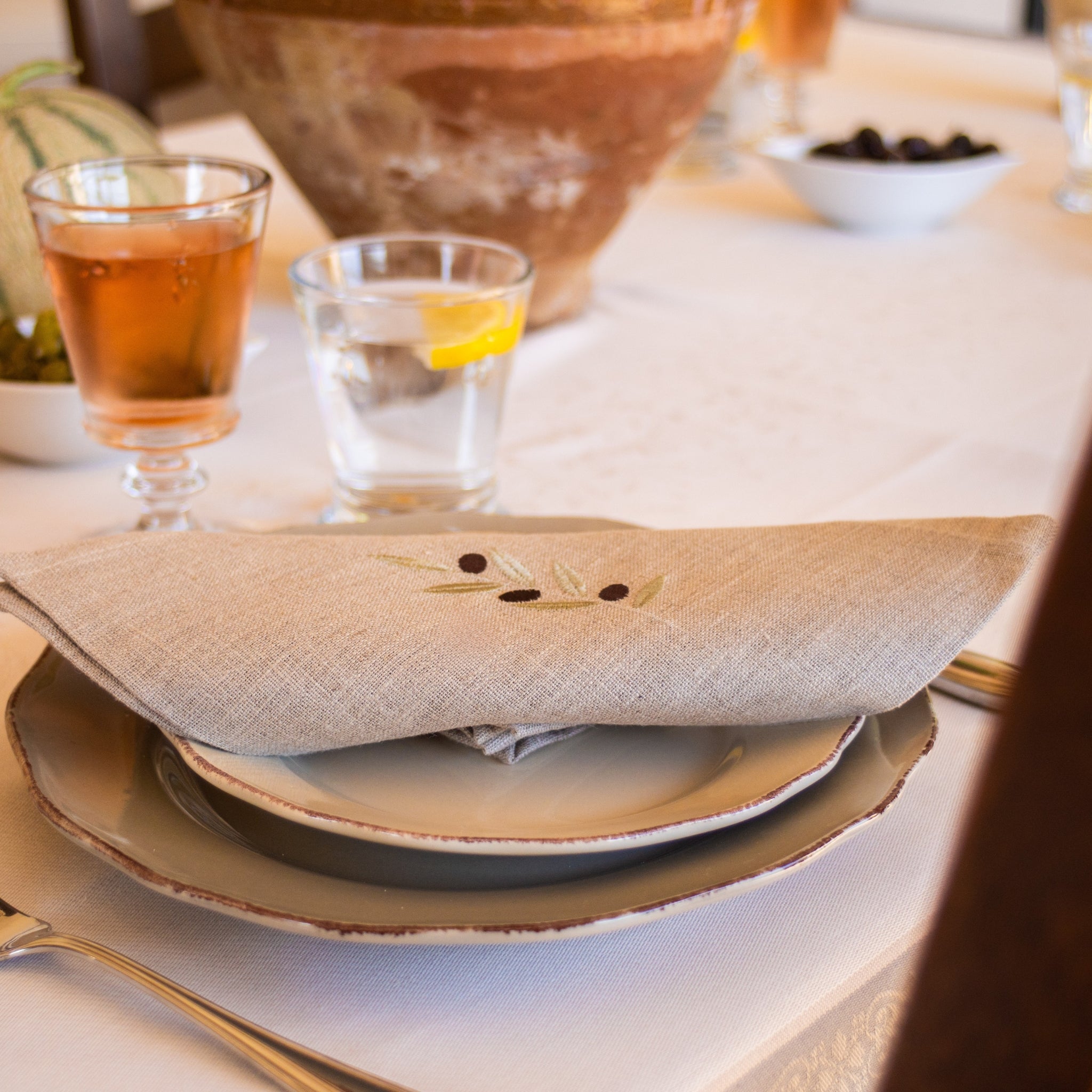Serviette aus beige Leinen mit feinem Olivenmuster – elegant, zeitlos und hochwertig verarbeitet.