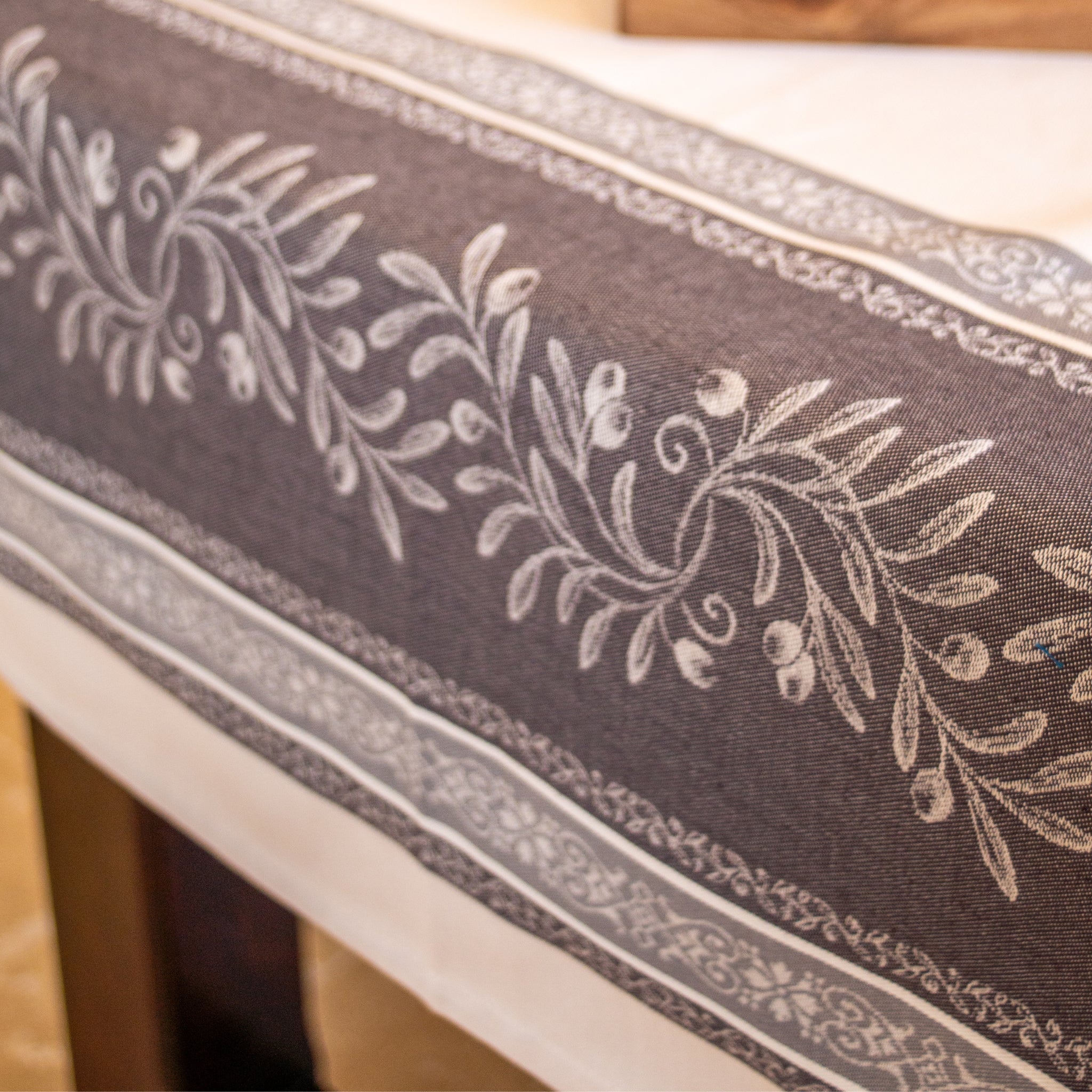 Beige Tischdecke mit Olivenzweig-Motiv und Fleckschutz – mediterraner Stil, wasserabweisend und elegant.