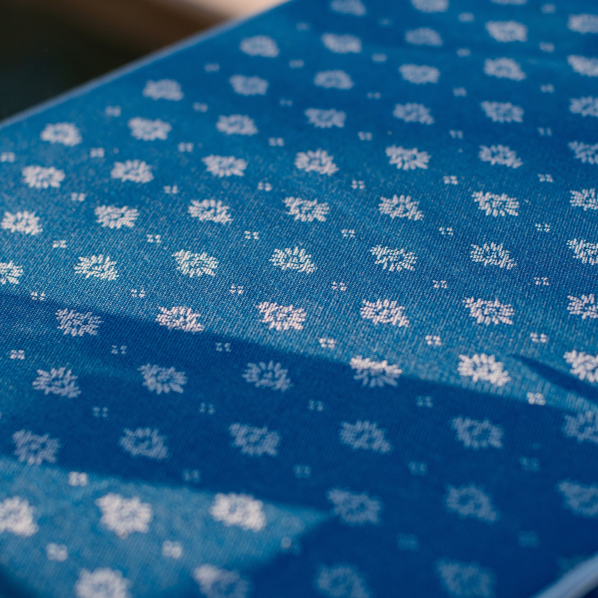 Edle Jacquard-Tischdecke in Blau mit schmutzabweisender Beschichtung.