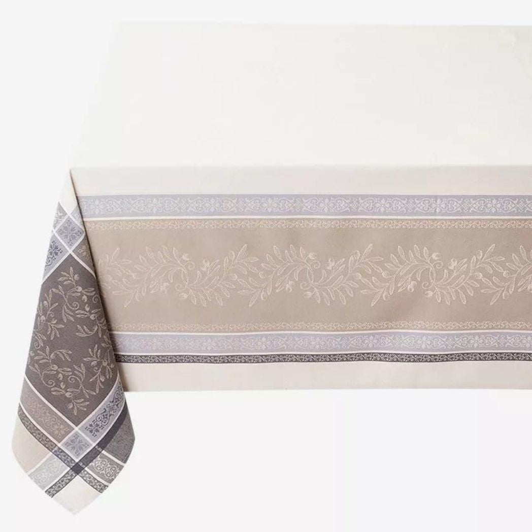 Beige Tischdecke mit Olivenzweig-Motiv und Fleckschutz – mediterraner Stil, wasserabweisend und elegant.