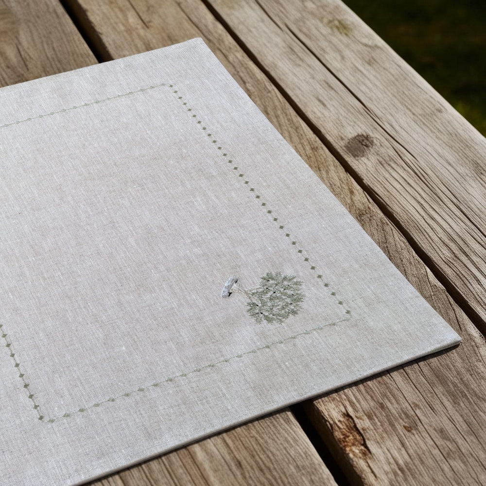 Beiges Leinen-Tischset mit feiner Olivenbaum-Stickerei, handgefertigt in Südfrankreich – mediterraner Stil für stilvolle Tischdekoration.