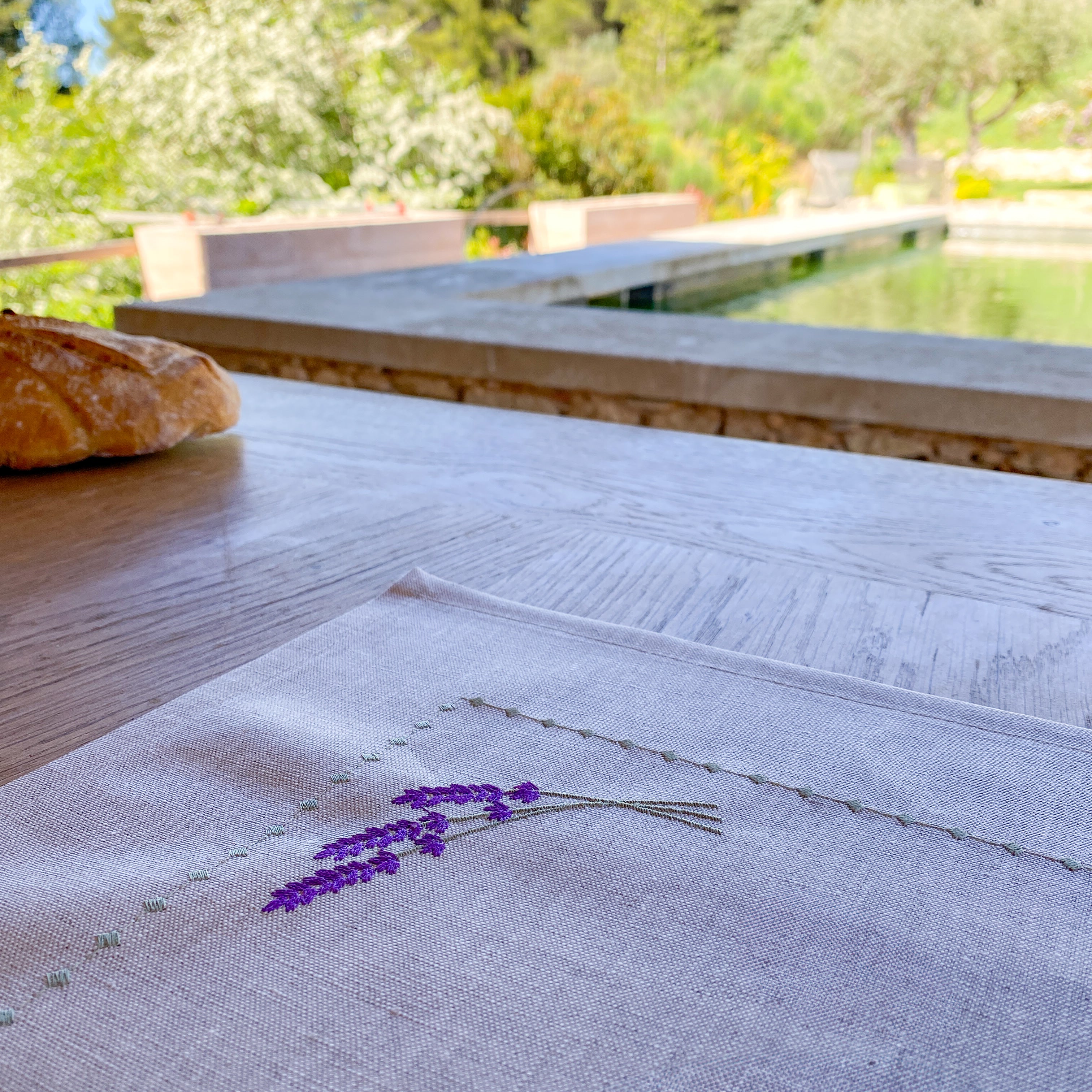 Tischset aus 100 % gewaschenem Leinen in Naturfarbe, verziert mit einer zarten Lavendel-Stickerei in Violetttönen. Das Design verbindet provenzalische Leichtigkeit mit handwerklicher Eleganz – ideal für eine stilvolle Tischdekoration.