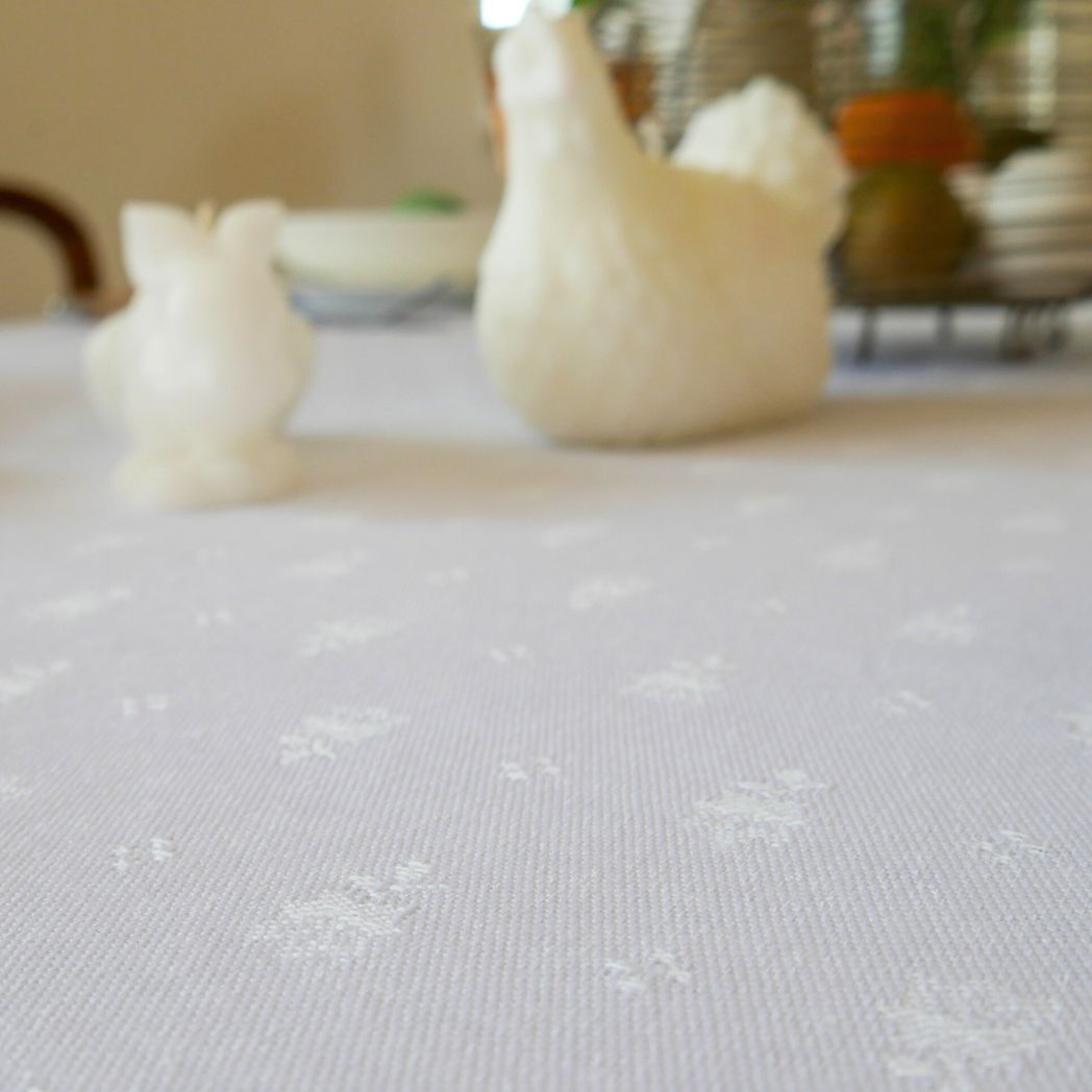 Eine weisse Tischdecke, elegant und schick, mit Schutz vor Flecken. Es ist perfekt, um für jeden Anlass des Jahres einen schicken und praktischen Tisch zu haben.