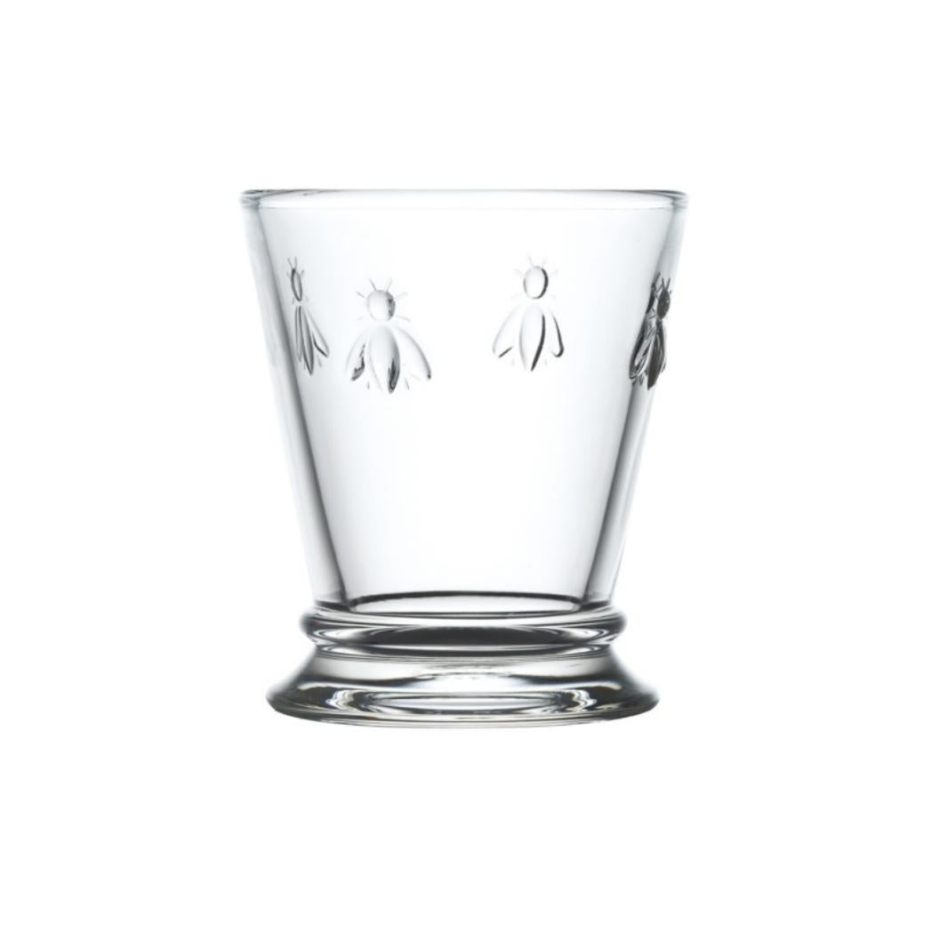 Die Kollektion "Abeille" erfüllt die Tische mit einem eleganten mediterranen und provenzalischen Flair.&nbsp;Jedes Wasserglas ist mit 4 Bienen im Relief verziert. Perfekt, um den Landhausstil und einen südlichen Flair auf Ihre Sommertafel zu bringen!