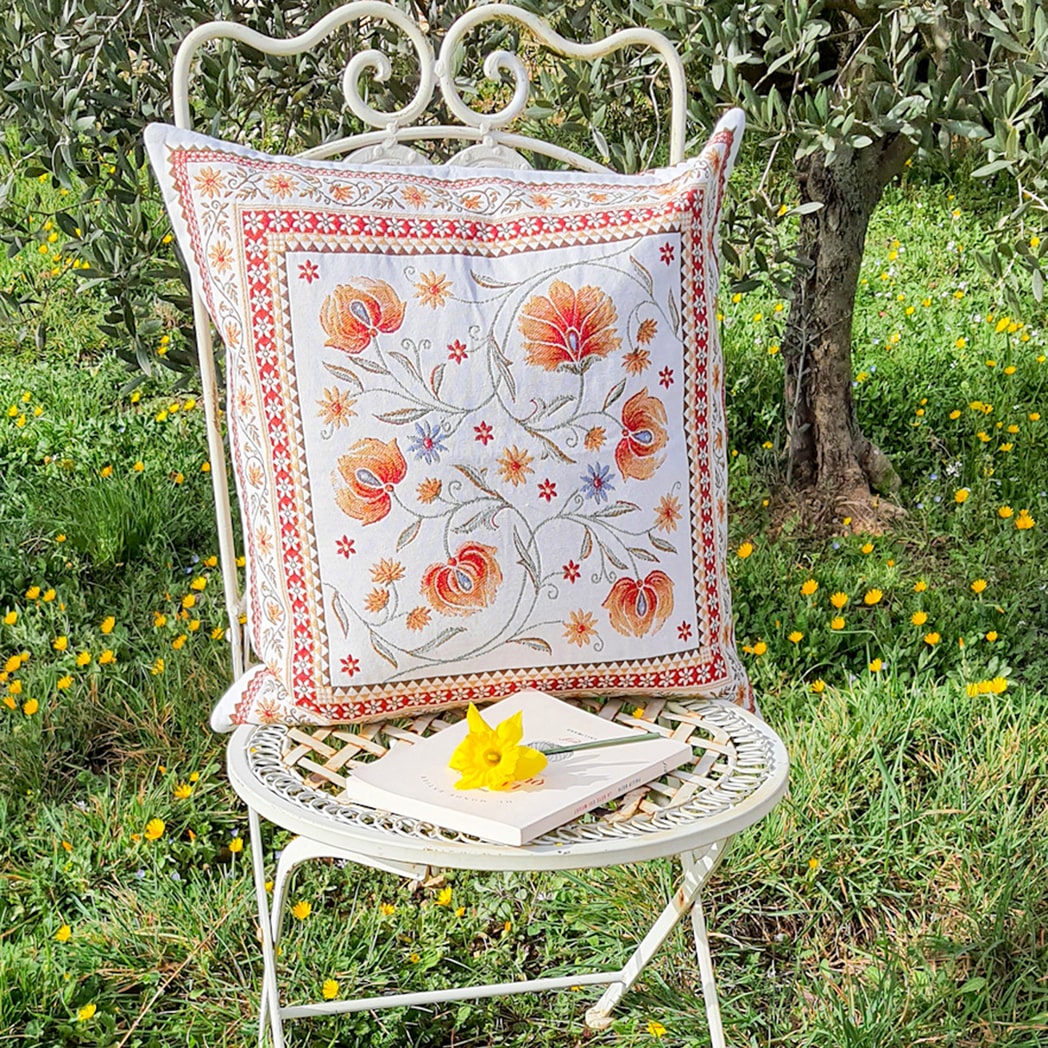 Ein dekoratives Kissen aus dickem Jacquard mit einem rot-weißen Blumenmuster.